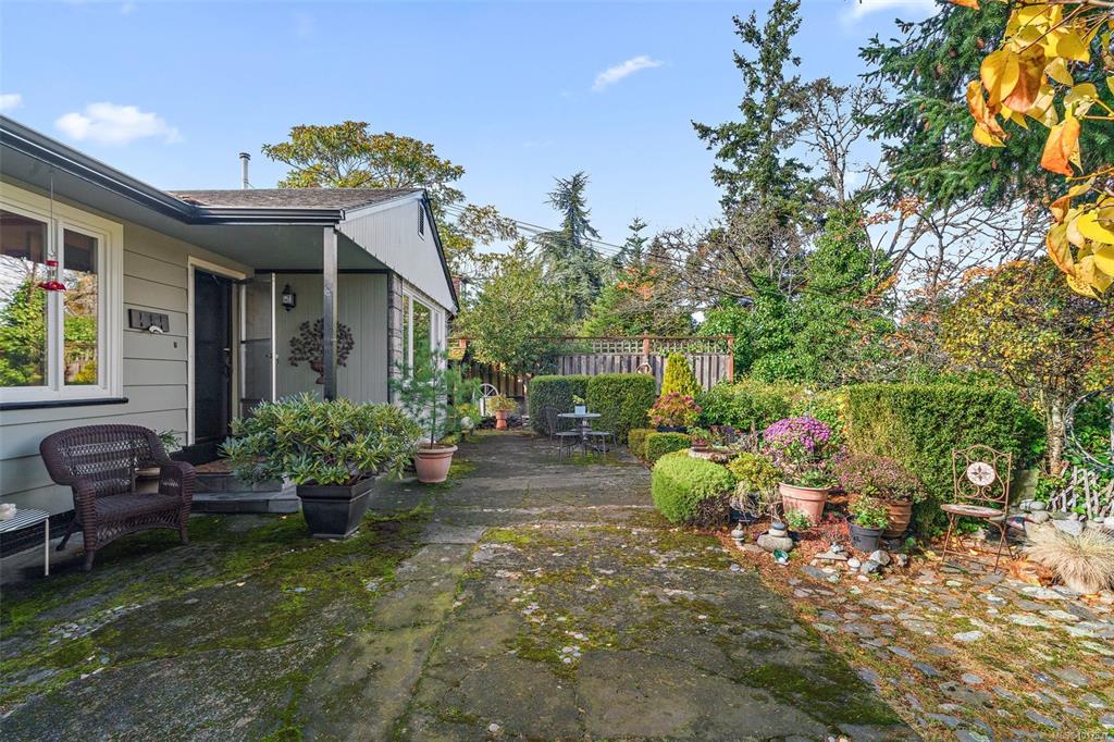 Fourth View of 943 Selkirk Ave, Esquimalt, BC, V9A 2V2