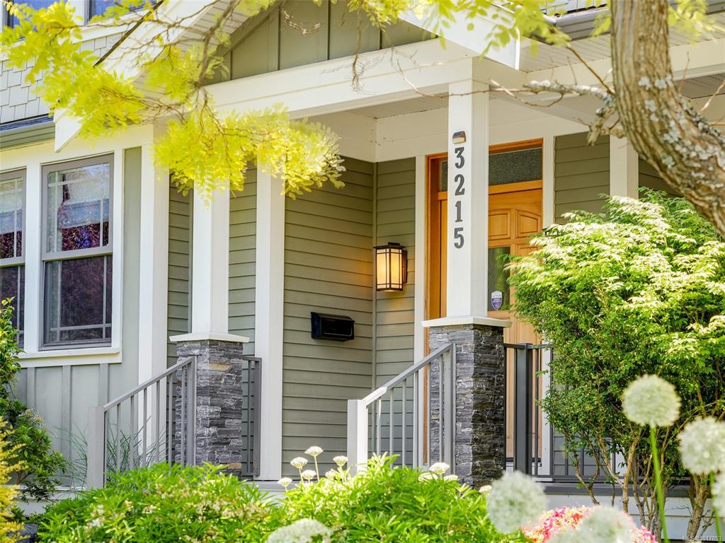 Third View of 3215 Henderson Rd, Oak Bay, BC, V8P 5A3