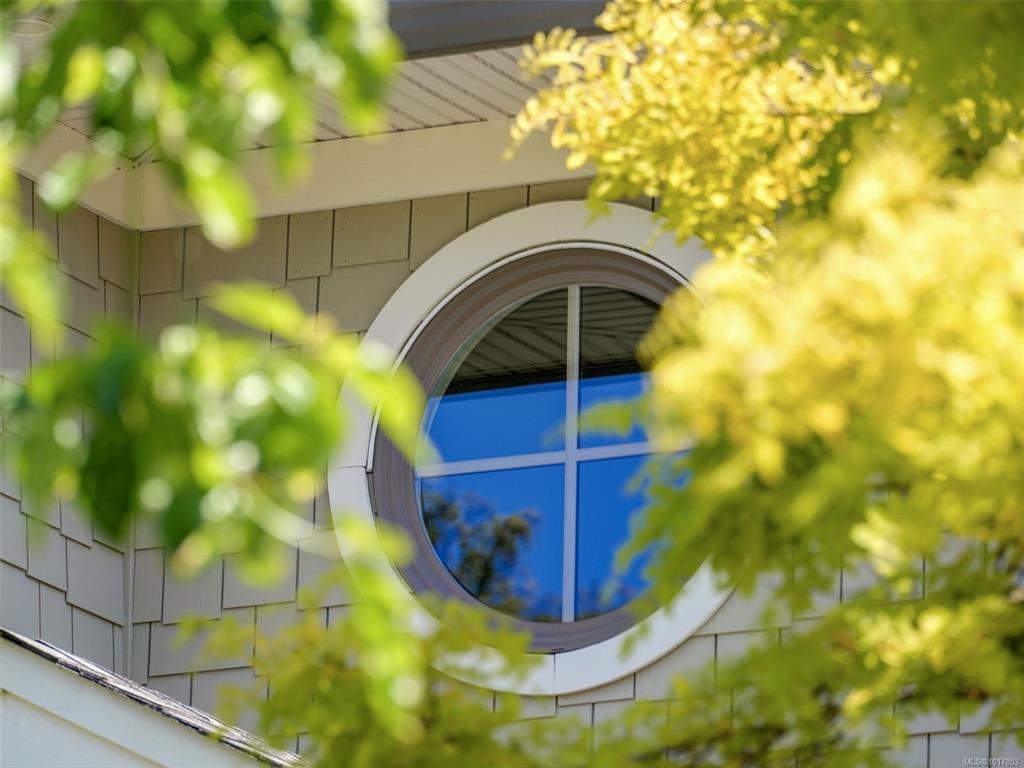 Fifth View of 3215 Henderson Rd, Oak Bay, BC, V8P 5A3