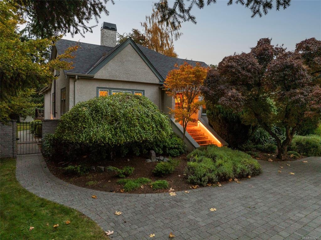 Third View of 1690 Ash Rd, Saanich, BC, V8N 2T5