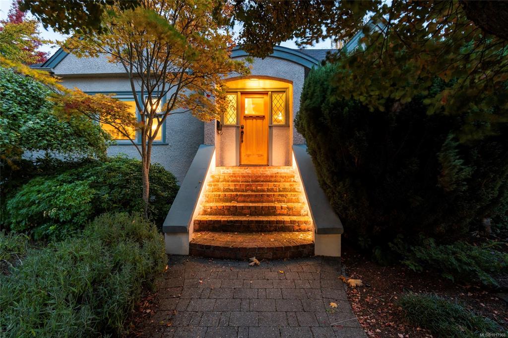 Fourth View of 1690 Ash Rd, Saanich, BC, V8N 2T5