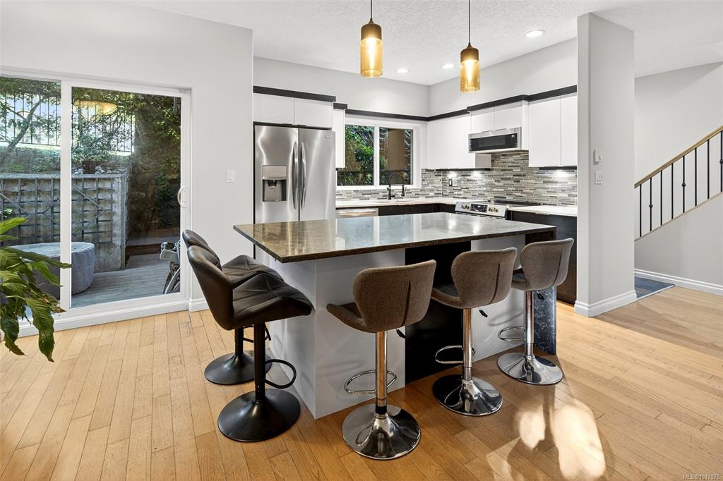 Fourth View of 1405 Mallek Cres, Victoria, BC, V8T 0A3