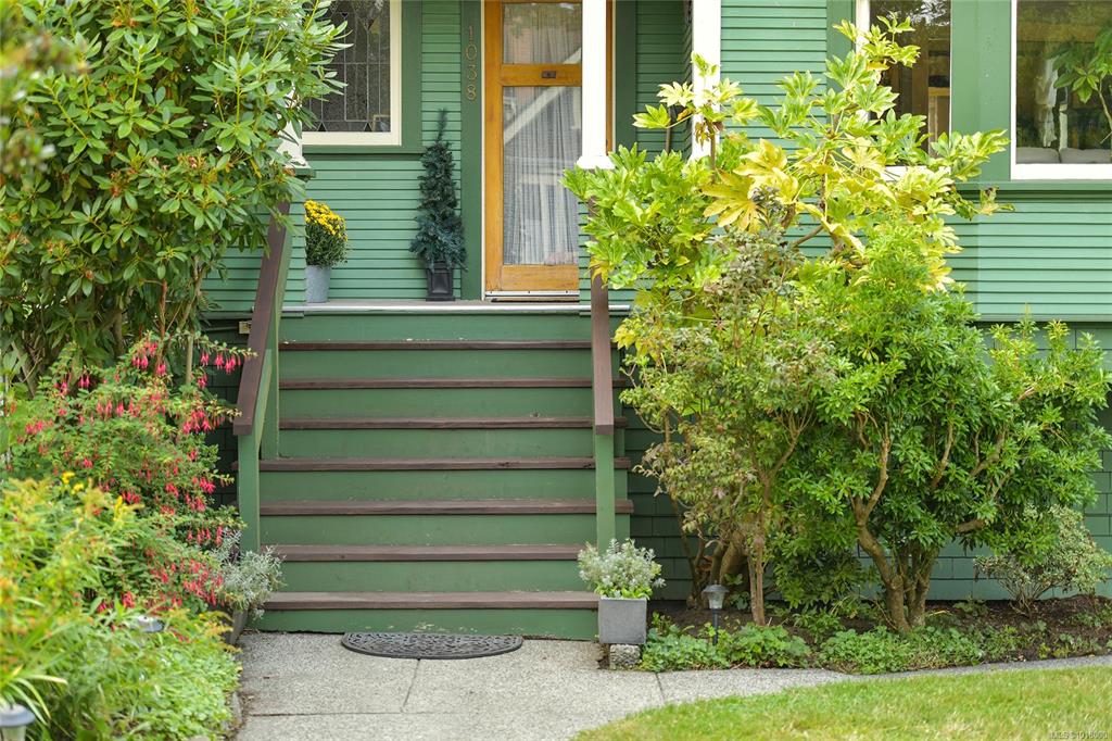 Third View of 1038 Chamberlain St, Victoria, BC, V8S 4B9