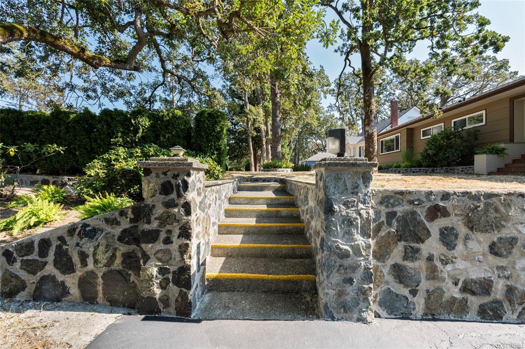 Fifth View of 3944 Cedar Hill Cross Rd, Saanich, BC, V8P 2N6