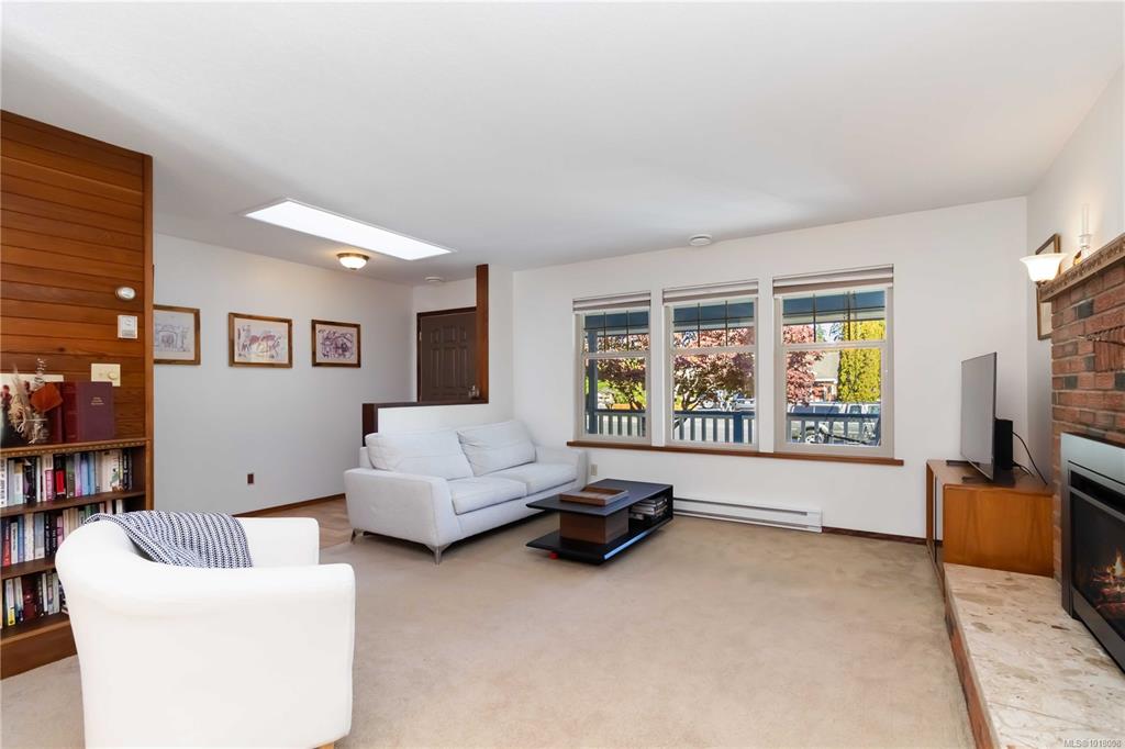 Fourth View of 711 Miller Ave, Saanich, BC, V8Z 3C9