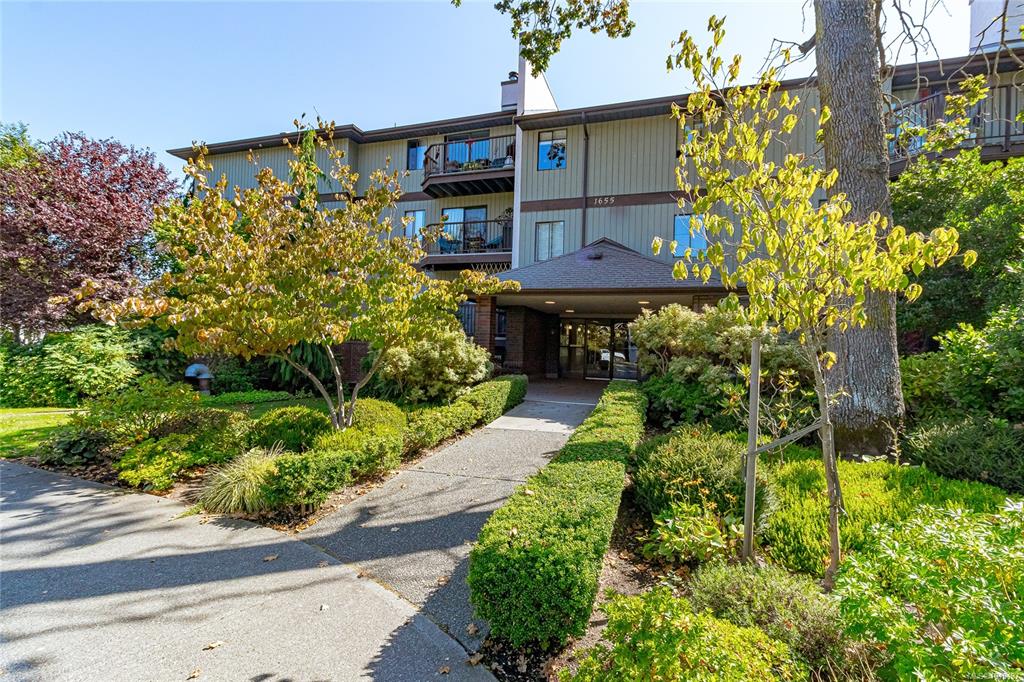 Fourth View of 1655 Begbie St, Chestnut Grove, Victoria, BC, V8R 1L4