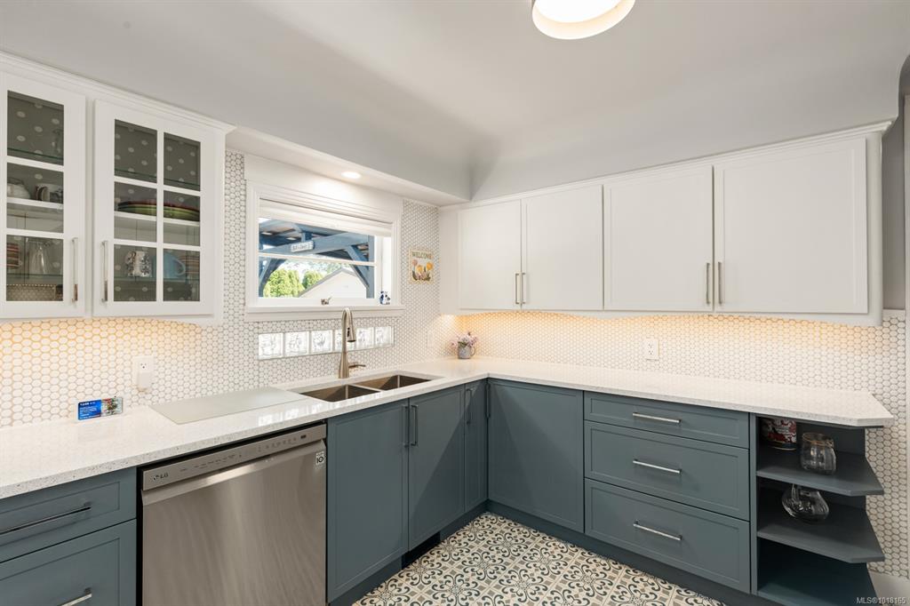 Fifth View of 727 Craigflower Rd, Victoria, BC, V9A 2W6