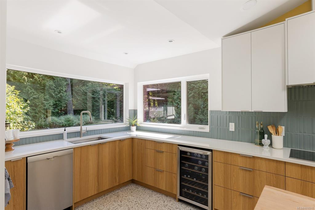 Fifth View of 2693 Macdonald Dr E, Saanich, BC, V8N 1Y1