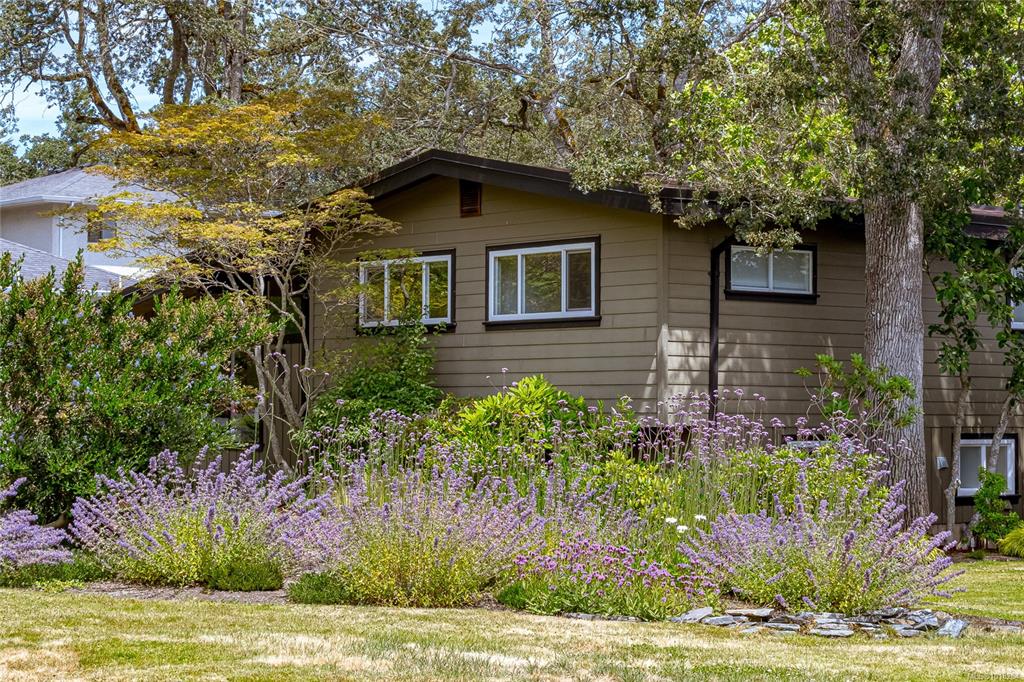 Fifth View of 3515 Cardiff Pl, Oak Bay, BC, V8P 4Z2