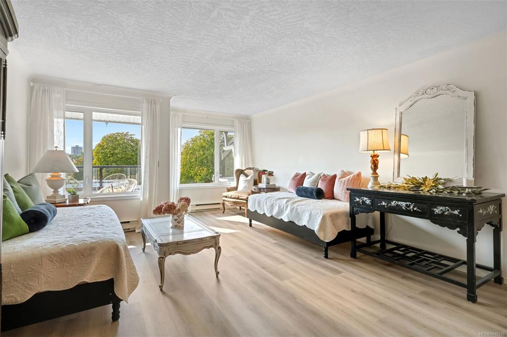 Third View of 1121 Oscar St, Glenmuir Place, Victoria, BC, V8V 2X3