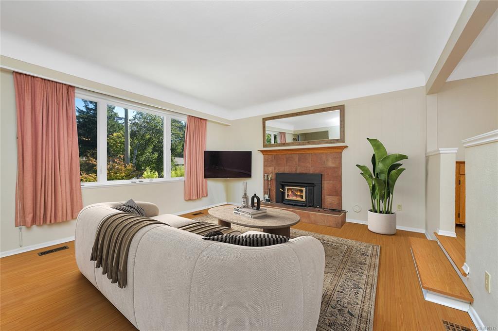 Third View of 984 Brighton Cres, Victoria, BC, V8S 2G5