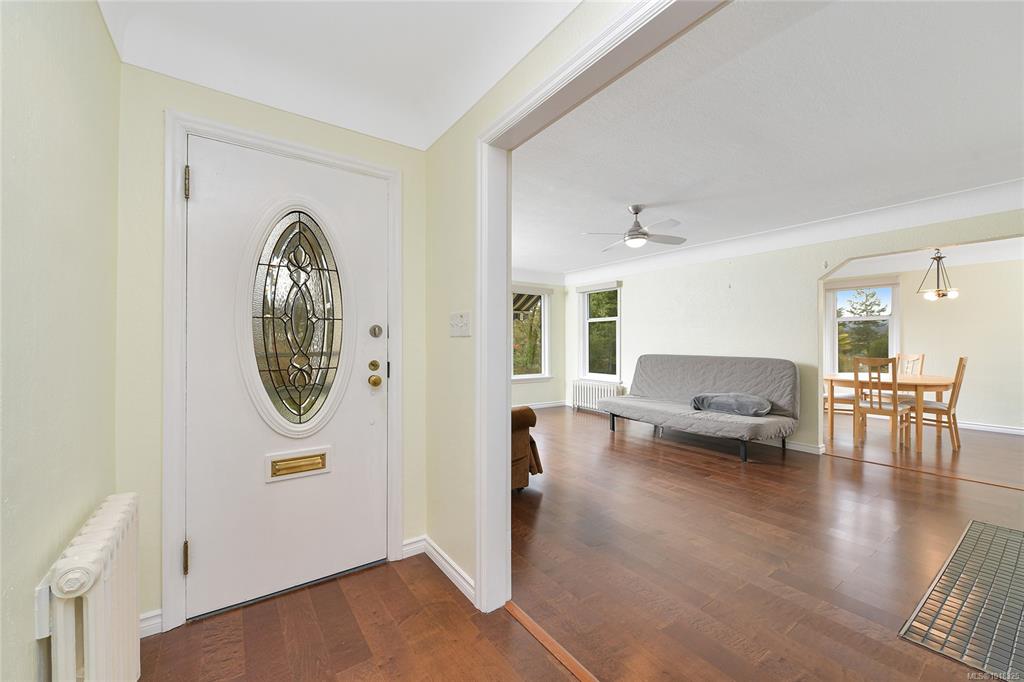 Fifth View of 746 Gorge Rd W, Saanich, BC, V9A 1N6