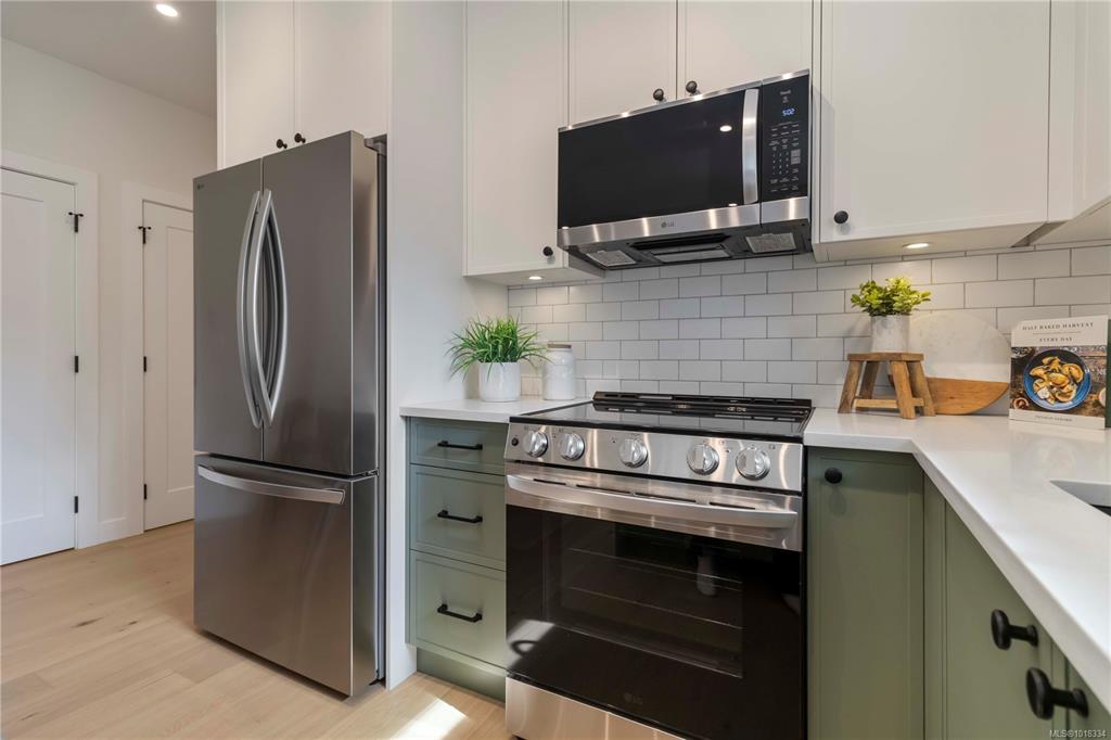 Second View of 633 Belton Ave, Kindred, Victoria, BC, V9A 2Z5