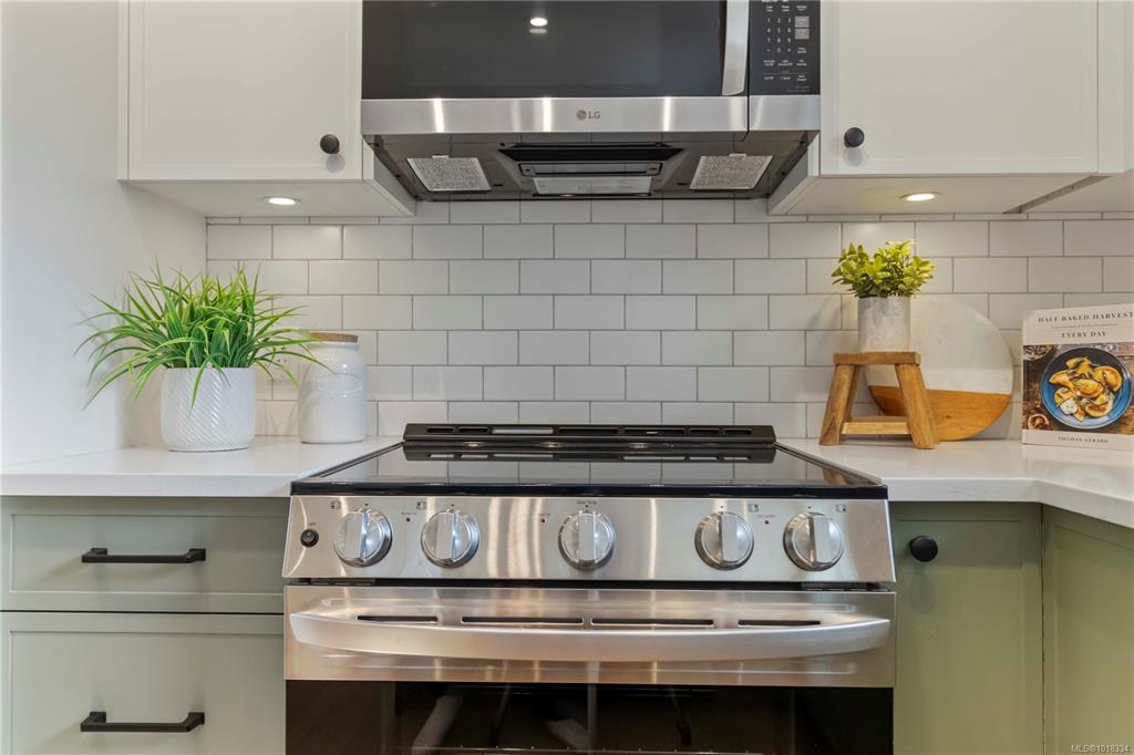 Third View of 633 Belton Ave, Kindred, Victoria, BC, V9A 2Z5