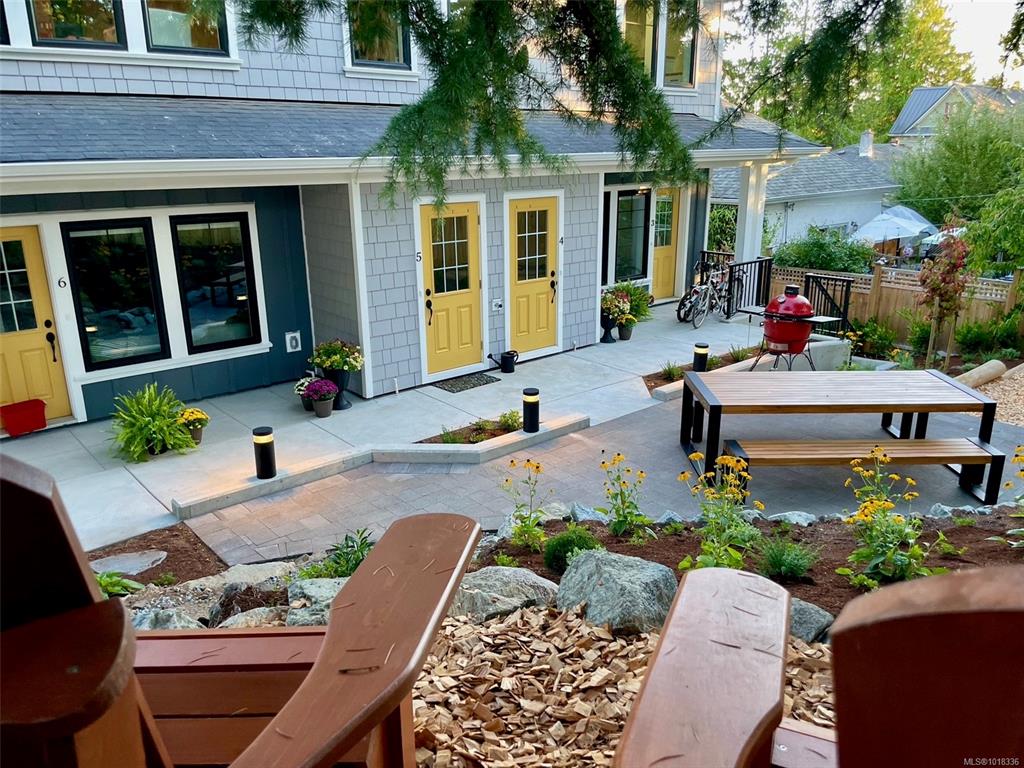 Third View of 633 Belton Ave, Kindred, Victoria, BC, V9A 2Z5