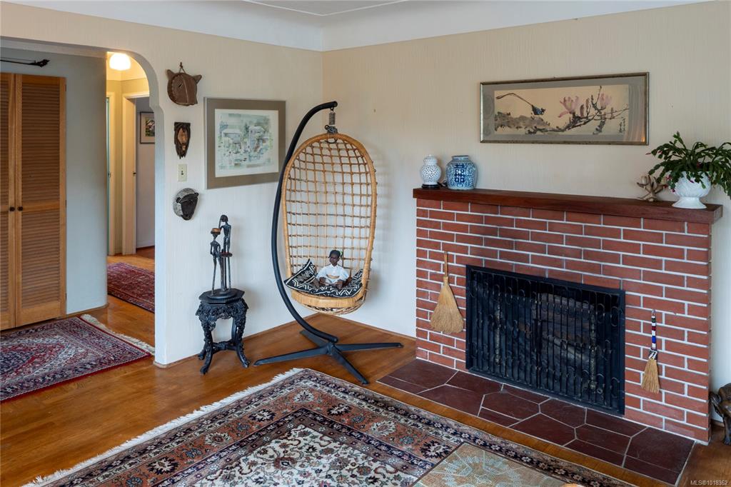 Fifth View of 305 Linden Ave, Victoria, BC, V8V 4E8