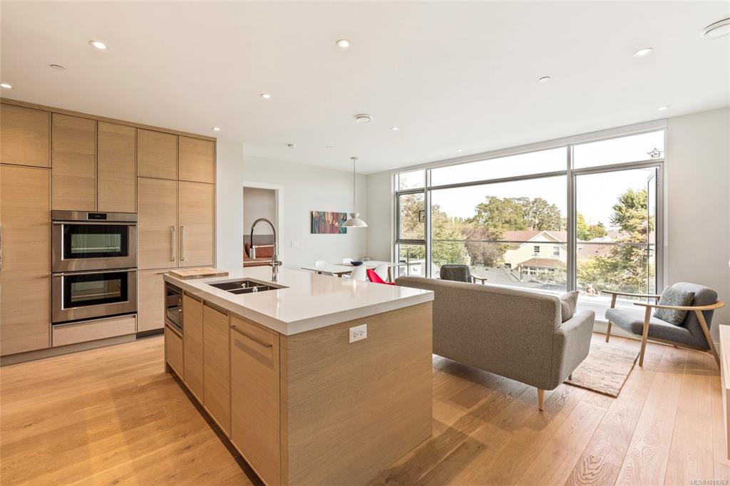 Fifth View of 1916 Oak Bay Ave, Redfern, Victoria, BC, V8R 1C7