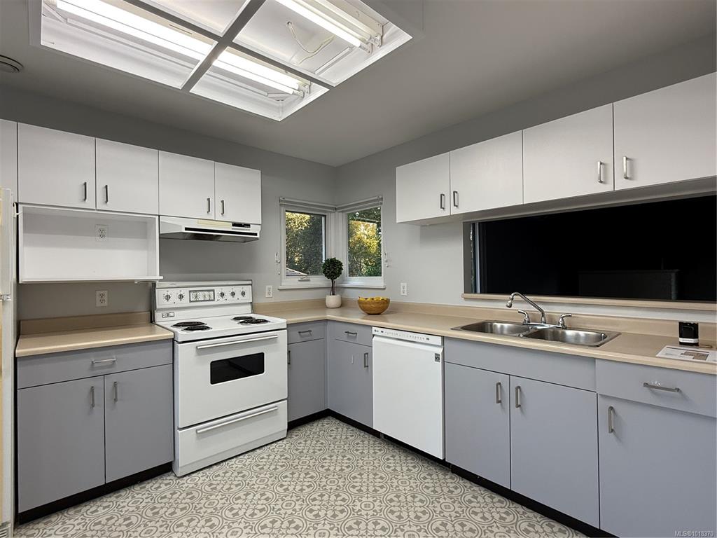 Fourth View of 4120 Interurban Rd, Meadowlark Place, Saanich, BC, V8Z 6W7