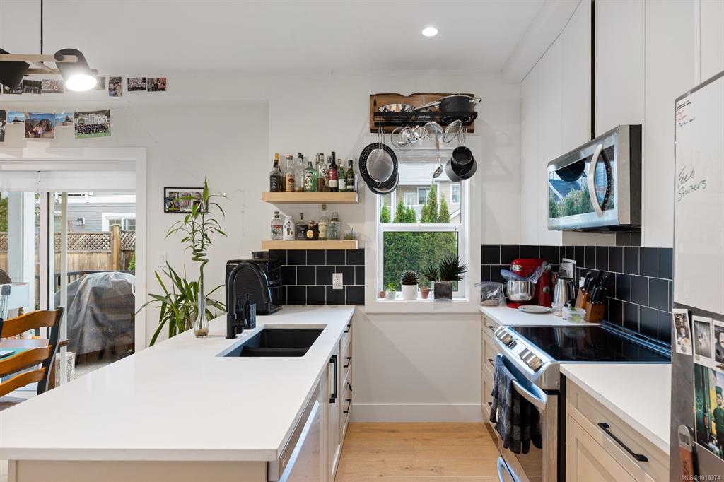 Fourth View of 937 Colville Rd, The Azure, Esquimalt, BC, V9A 4P4