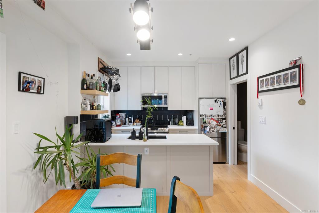 Fifth View of 937 Colville Rd, The Azure, Esquimalt, BC, V9A 4P4