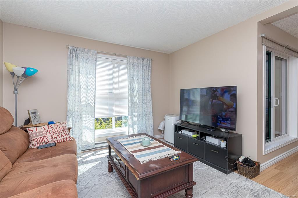 Fourth View of 3460 Quadra St, Camberly Court, Saanich, BC, V8X 1G6