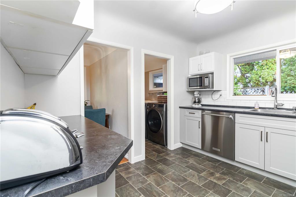 Fourth View of 971 Marigold Rd, Saanich, BC, V8Z 4R9