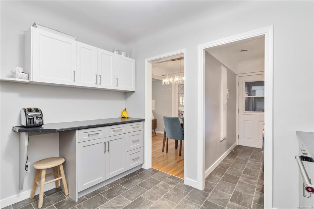 Fifth View of 971 Marigold Rd, Saanich, BC, V8Z 4R9