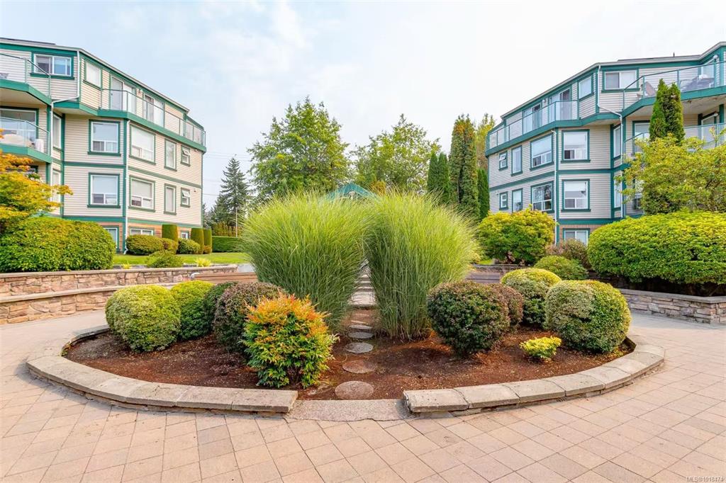 Third View of 898 Vernon Ave, Chelsea Green, Saanich, BC, V8X 2W6