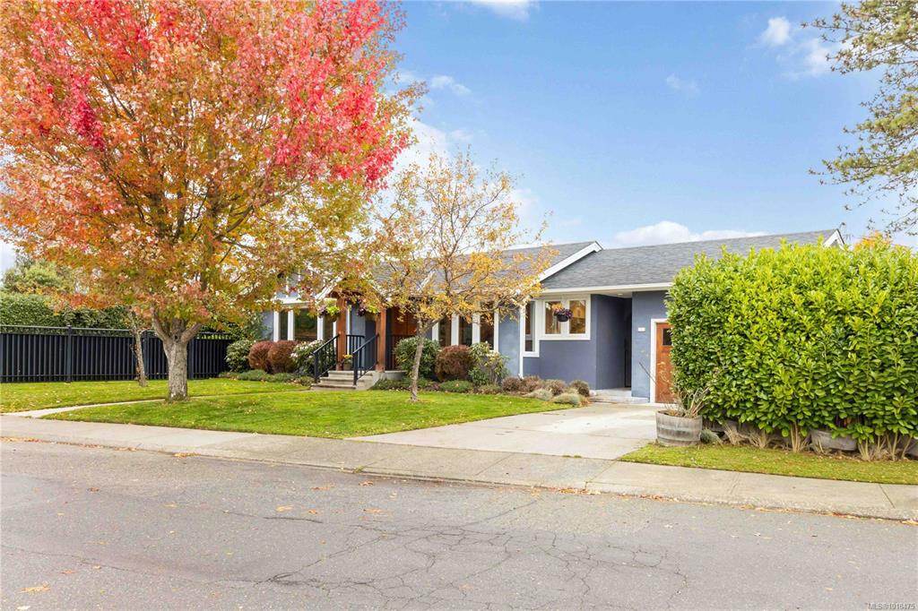 Fourth View of 2200 Kinross Ave, Oak Bay, BC, V8R 2N5