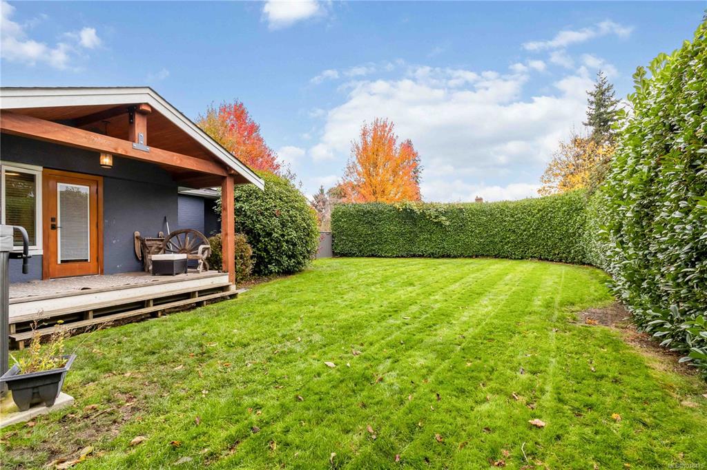 Fifth View of 2200 Kinross Ave, Oak Bay, BC, V8R 2N5