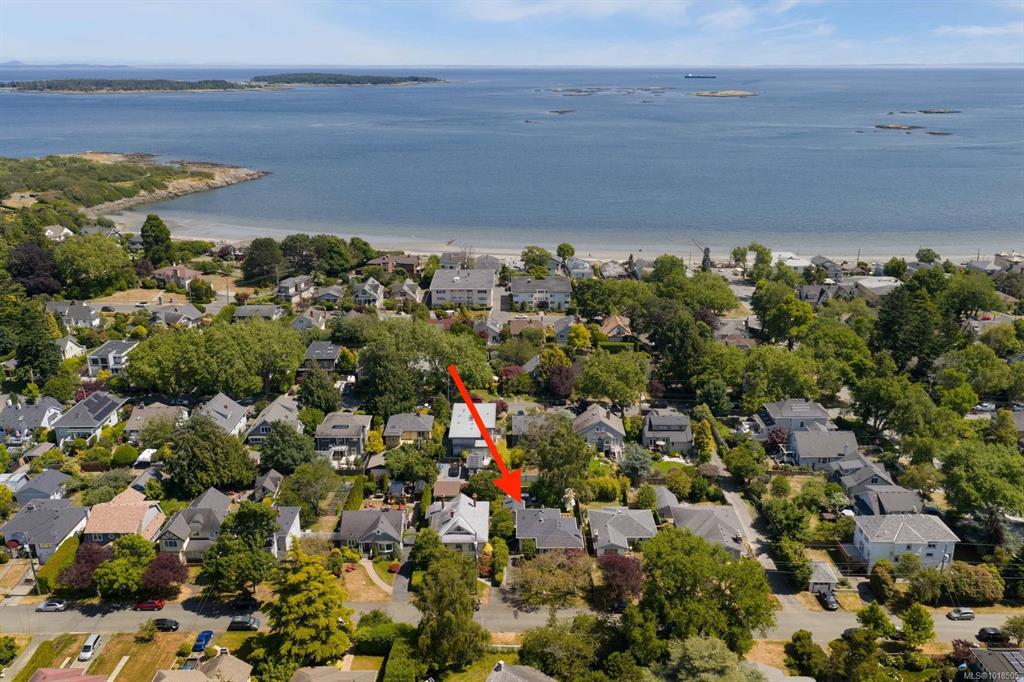 Second View of 2571 Heron St, Oak Bay, BC, V8R 5Z9