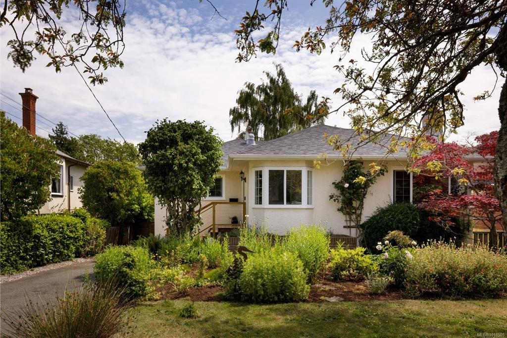 Third View of 2571 Heron St, Oak Bay, BC, V8R 5Z9