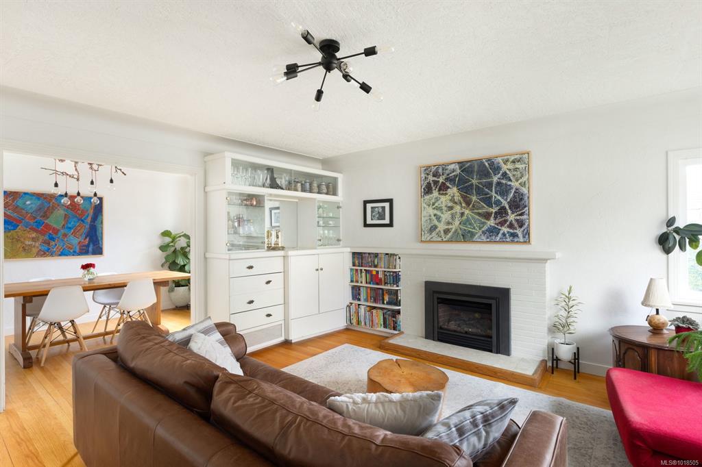 Fifth View of 2571 Heron St, Oak Bay, BC, V8R 5Z9