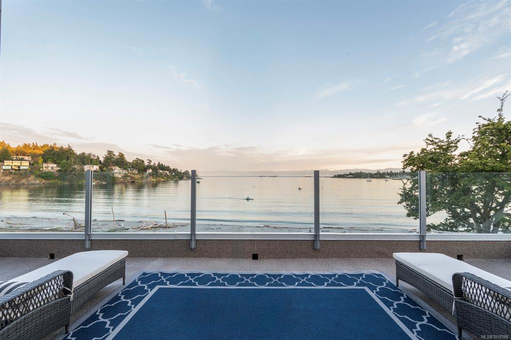 Fourth View of 3905 B Cadboro Bay Rd, Saanich, BC, V8N 4G3