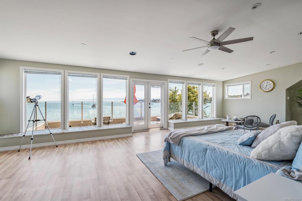 Fifth View of 3905 B Cadboro Bay Rd, Saanich, BC, V8N 4G3