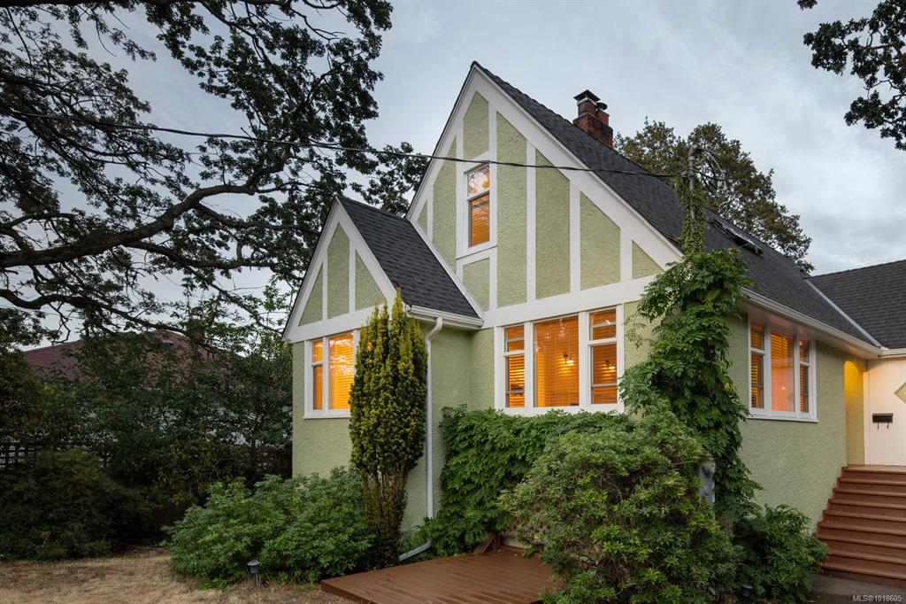 Third View of 1959 Hampshire Rd, Oak Bay, BC, V8R 5T9