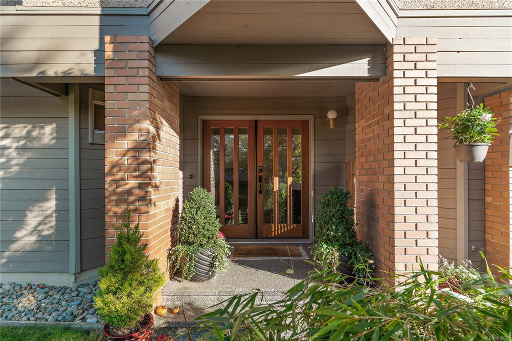 Fourth View of 909 Carolwood Dr, Quail Run, Saanich, BC, V8X 3T9