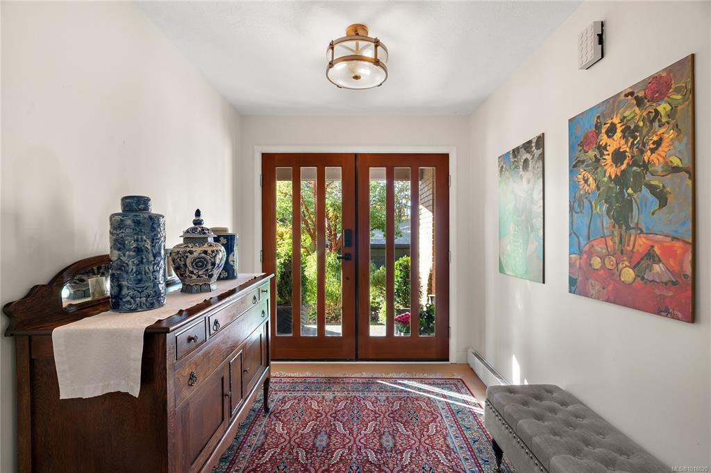 Fifth View of 909 Carolwood Dr, Quail Run, Saanich, BC, V8X 3T9