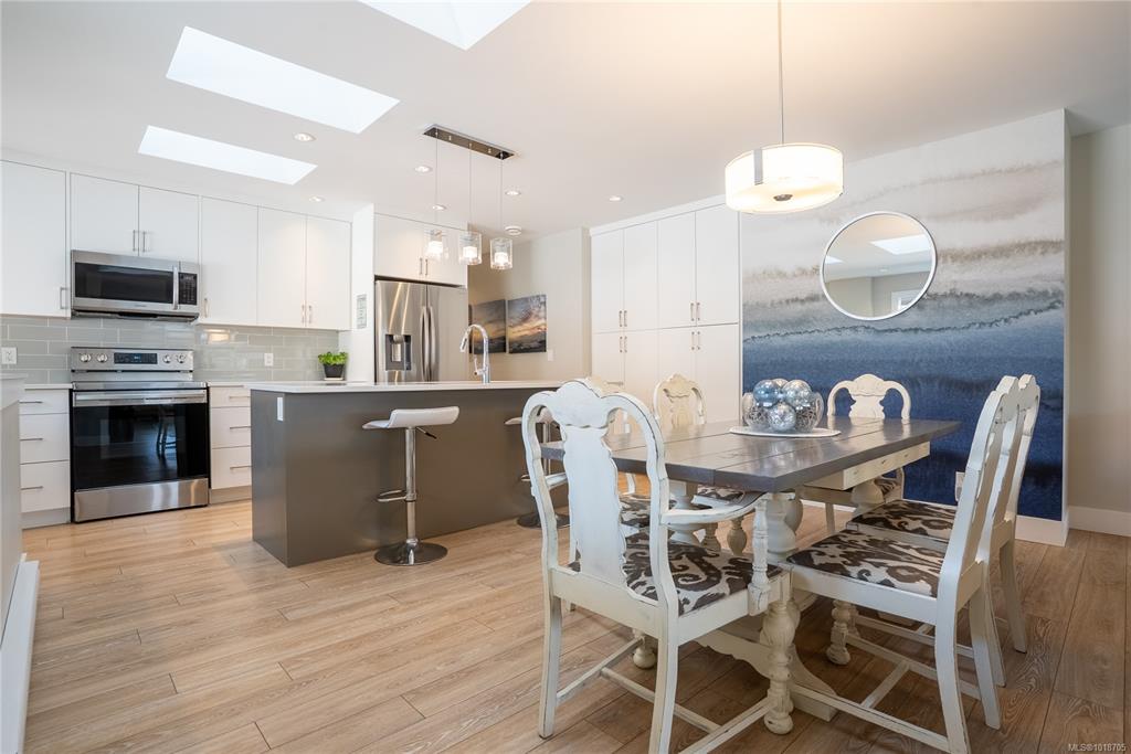 Second View of 812 Mann Ave, Saanich, BC, V8Z 3C4