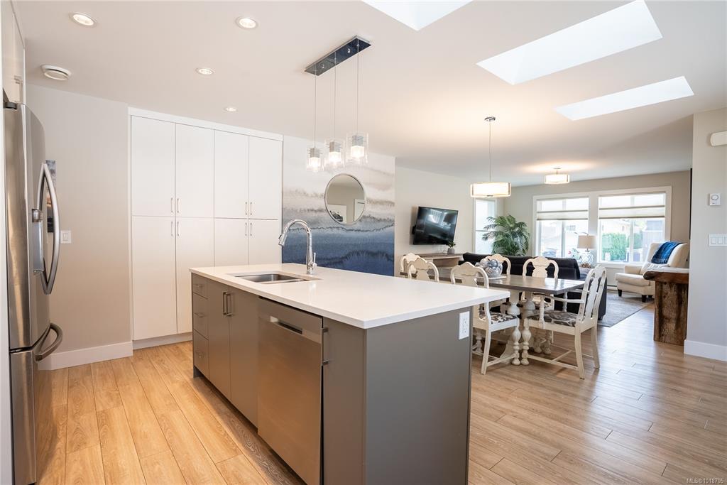 Third View of 812 Mann Ave, Saanich, BC, V8Z 3C4