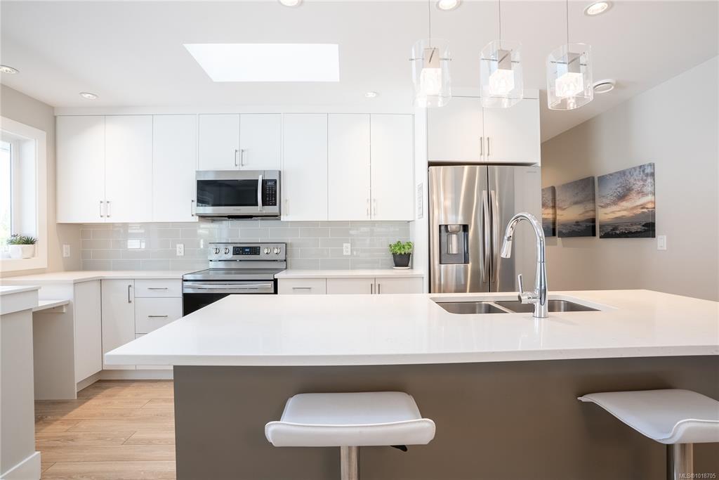 Fourth View of 812 Mann Ave, Saanich, BC, V8Z 3C4