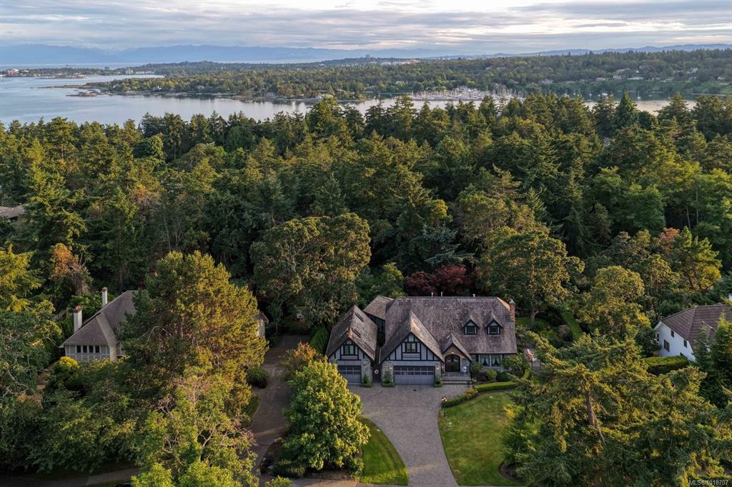 Third View of 2773 Arbutus Rd, Saanich, BC, V8N 5X8