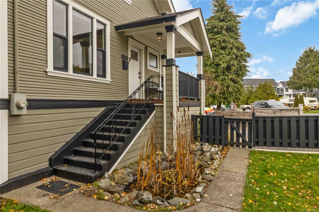 Third View of 3354 Harriet Rd, Saanich, BC, V8Z 3S4