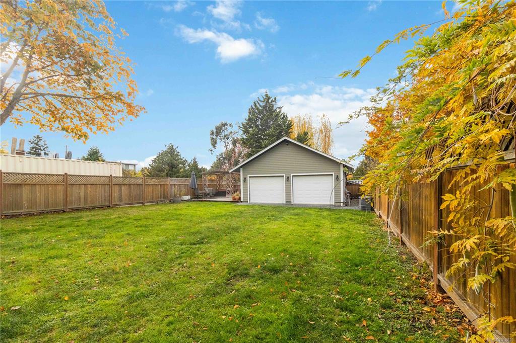 Fourth View of 3354 Harriet Rd, Saanich, BC, V8Z 3S4