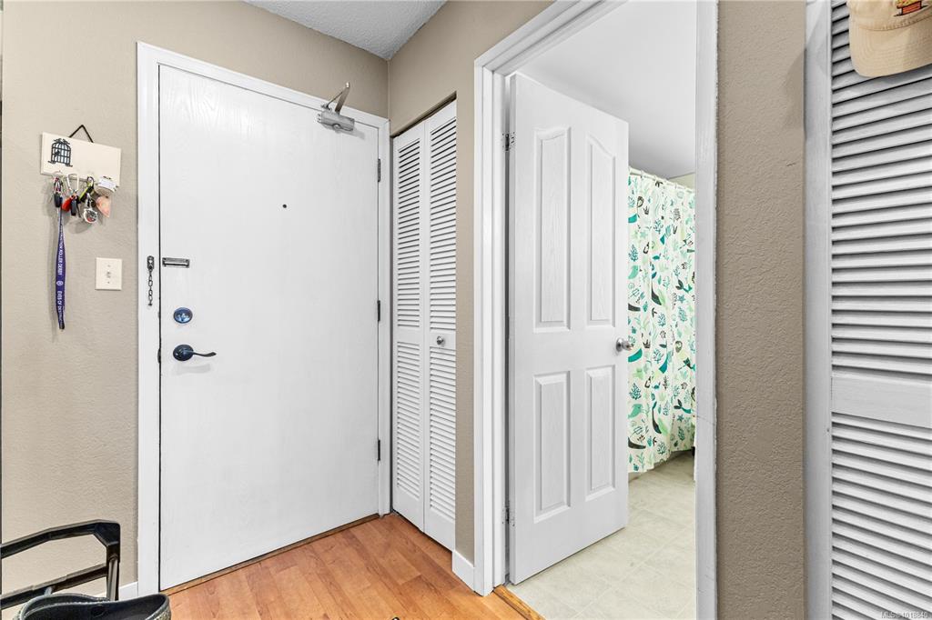 Fifth View of 3277 Glasgow Ave, Cragie Knoe, Saanich, BC, V8X 1M3