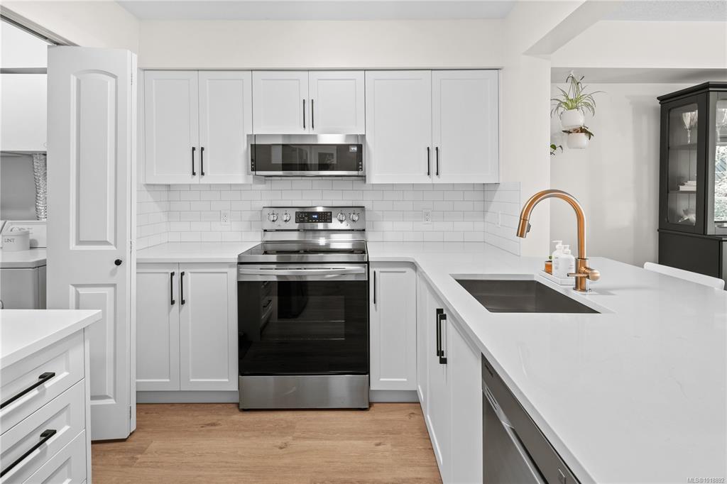 Fifth View of 2245 James White Blvd, Lady James, Sidney, BC, V8L 1Z5