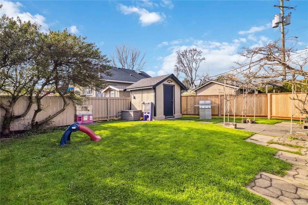 Fifth View of 806 Old Esquimalt Rd, Esquimalt, BC, V9A 4X1