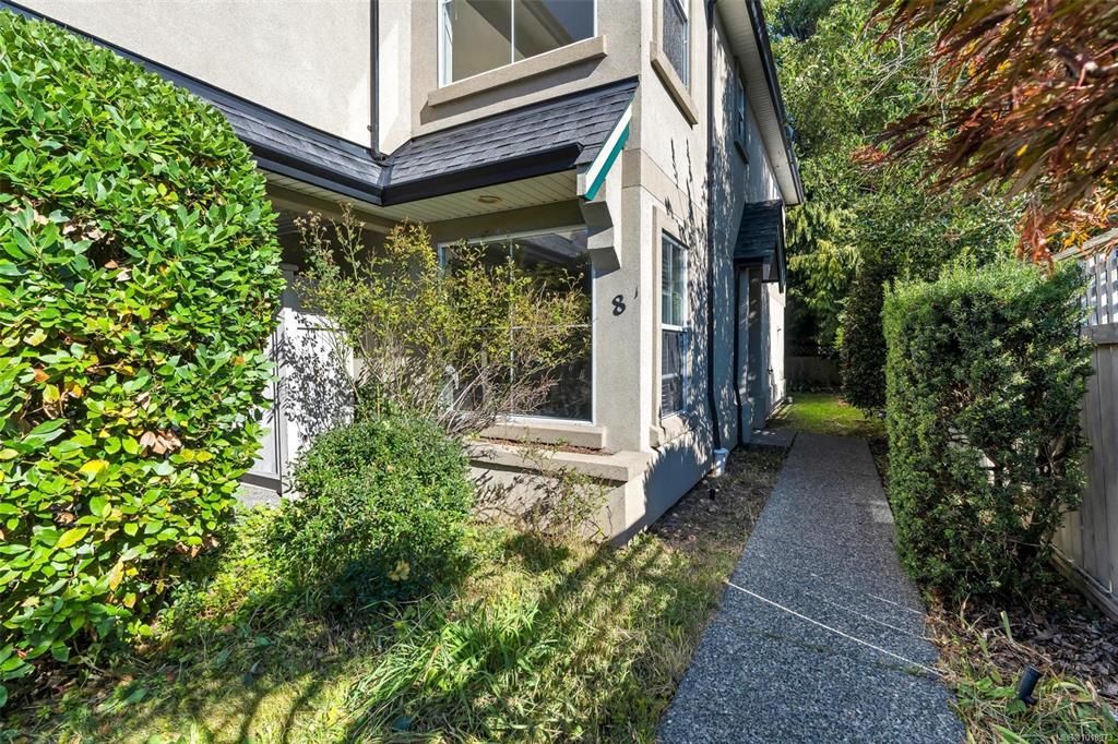 Fifth View of 2633 Shelbourne St, Victoria, BC, V8R 4M1