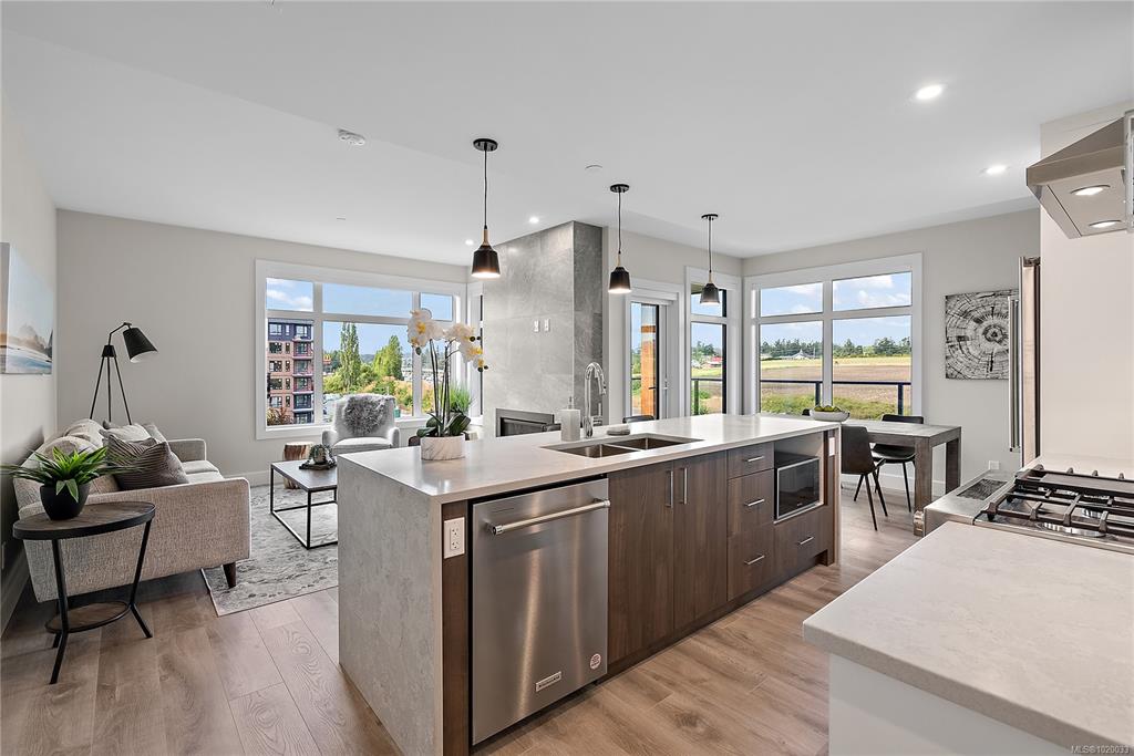 2520 Hackett Cres, 1020033, BC,