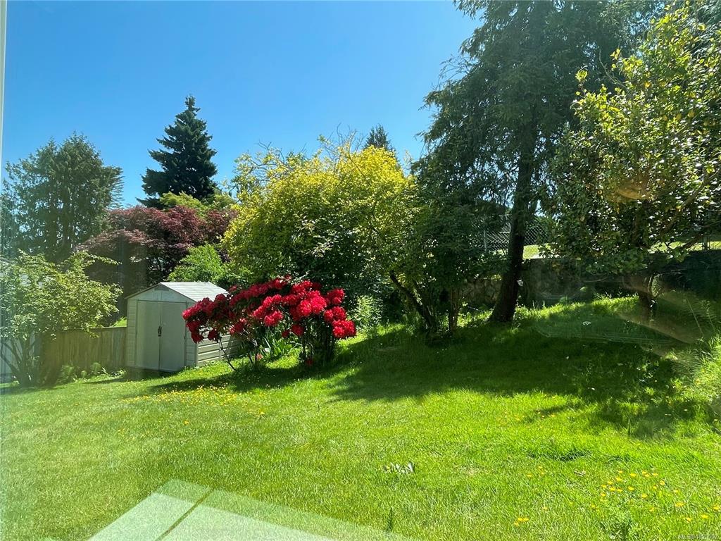 Second View of 985 Gloria Pl, Saanich, BC, V8Y 1L4